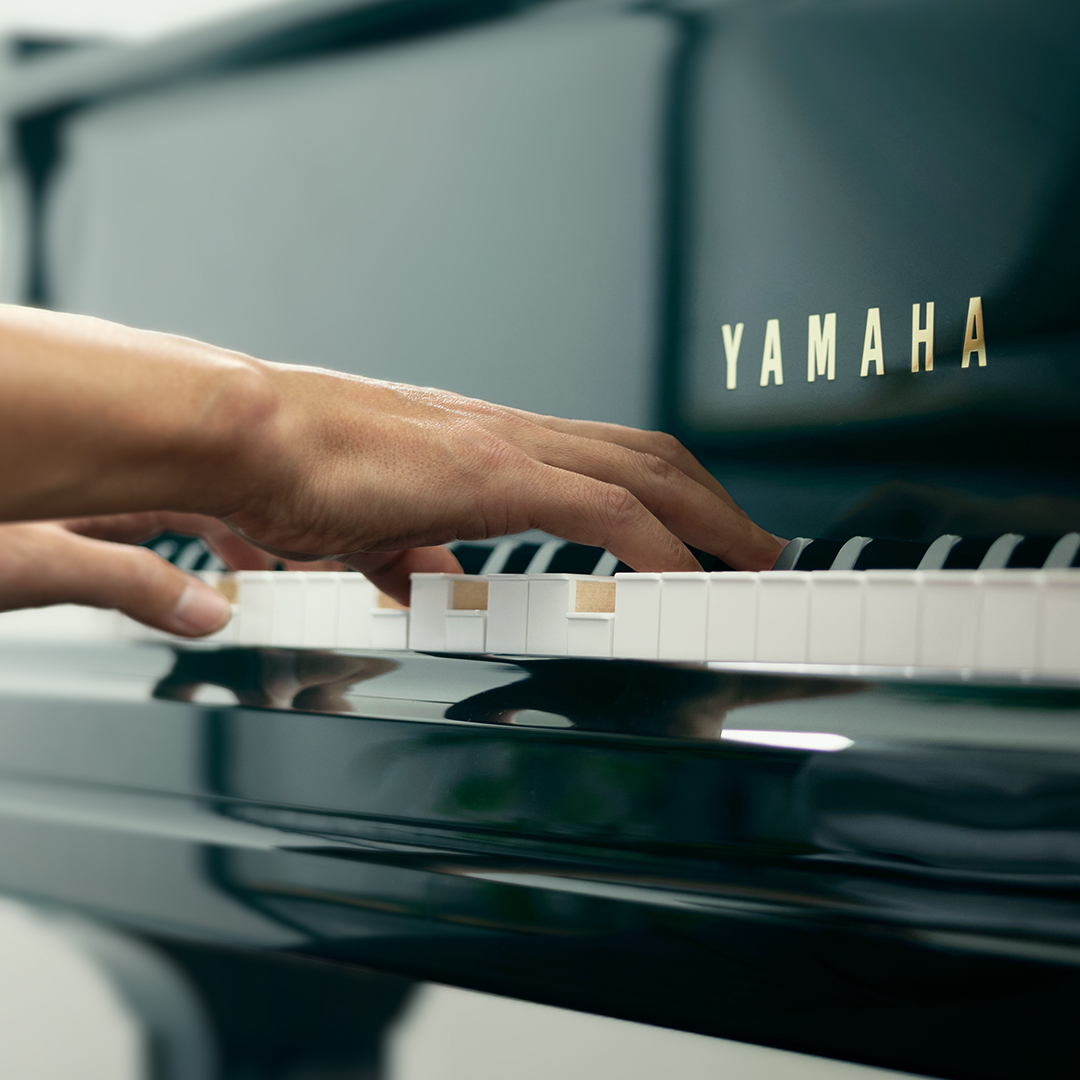 Yamaha GCB baby grand piano keyboard