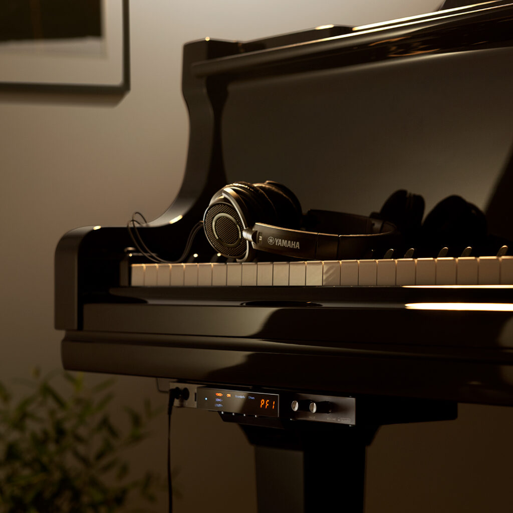 Yamaha GCB SH3 Silent piano with headphones